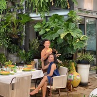 Rumah Yuni Shara kini juga ramai dihiasi dedaunan. Penyanyi itu pun mengoleksi tanaman monstera yang harganya tidak murah. Ini adalah salah satu sudut di rumahnya yang mungkin bisa jadi inspirasi menata tanaman. Foto: Instagram