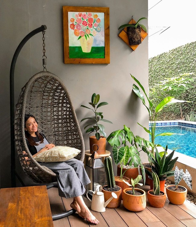 Ersa Mayori pun tak kalah sering memamerkan koleksi tanaman hiasnya di Instagram. Presenter itu cukup aktif merawat koleksi hijaunya sendiri dan merasa sangat senang ketika dapat tanaman incaran atau saat tumbuh tunas baru. Foto: Instagram