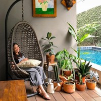 Ersa Mayori pun tak kalah sering memamerkan koleksi tanaman hiasnya di Instagram. Presenter itu cukup aktif merawat koleksi hijaunya sendiri dan merasa sangat senang ketika dapat tanaman incaran atau saat tumbuh tunas baru. Foto: Instagram