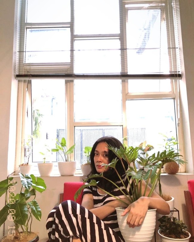 Dea Ananda juga tak ketinggalan dengan hobi mengoleksi tanaman hias yang jadi tren selama pandemi. Mantan personel Trio Kwek Kwek itu bahkan mengaku sudah tidak lagi terpikir koleksi tas dan sepatu karena beralih ke tanaman. Foto: Instagram