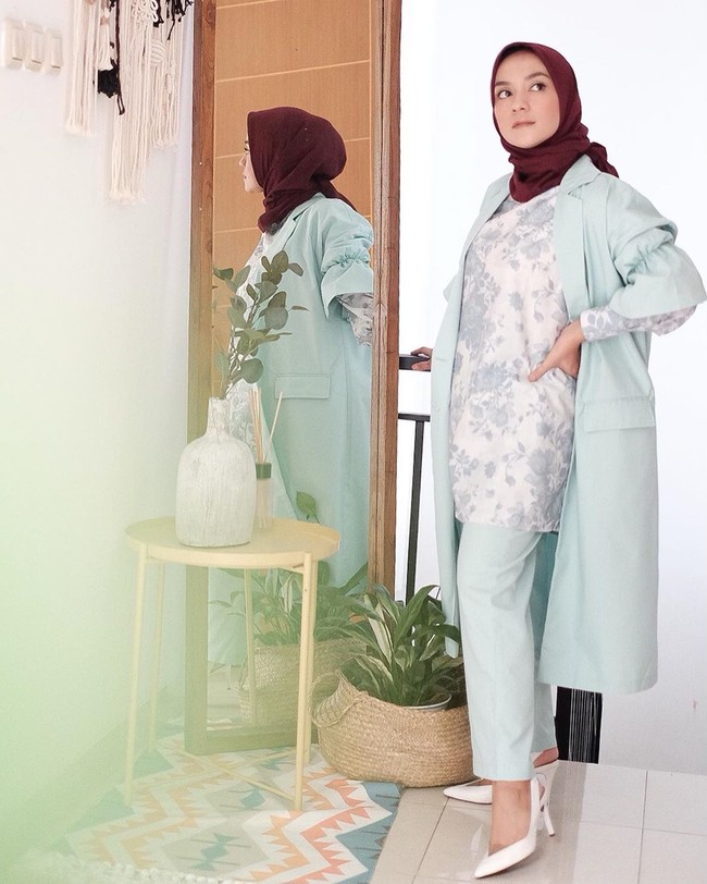 Kediaman Eno Lerian terlihat semakin sejuk dan estetik dengan berbagai macam tanaman yang hadir baik di dalam maupun luar rumah. Foto: Instagram