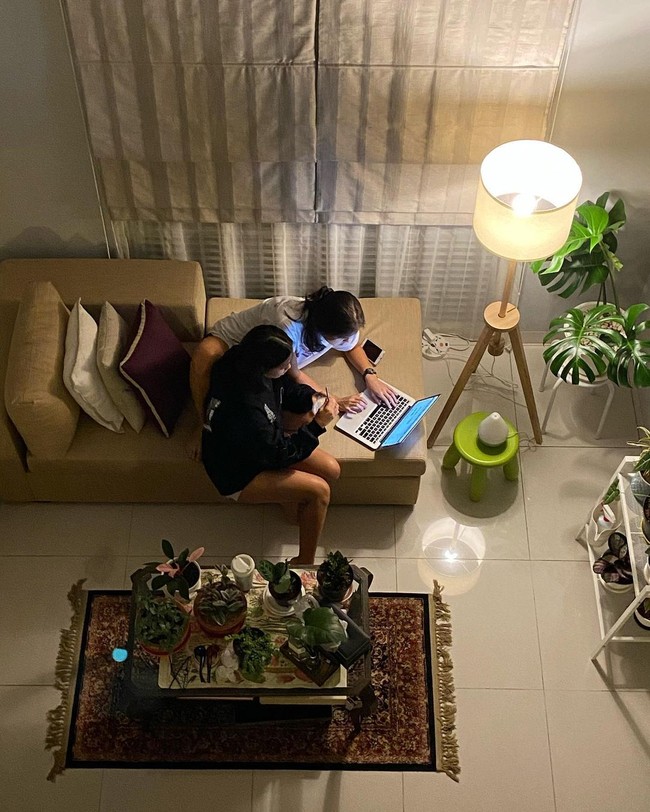 Selama pandemi Becky Tumewu mengaku sering tidak kuat melihat tanaman cantik. Tak heran jika sudut rumahnya dihiasi oleh tanaman-tanaman hias seperti ini. Foto: Instagram