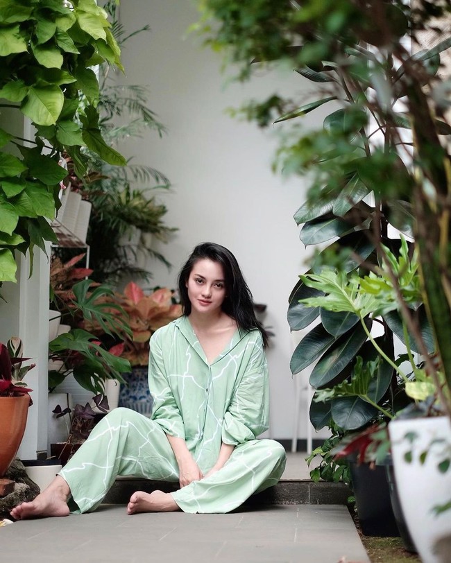 Banyak artis yang memamerkan koleksi tanaman hias mereka di Instagram, termasuk Ririn Ekawati. Beberapa waktu lalu Ririn memperlihatkan penampakan sudut rumahnya di pagi hari yang tampak segar dengan koleksi berbagai tanaman. Foto: Instagram
