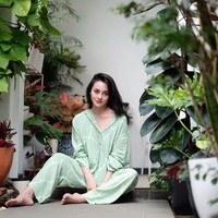 Banyak artis yang memamerkan koleksi tanaman hias mereka di Instagram, termasuk Ririn Ekawati. Beberapa waktu lalu Ririn memperlihatkan penampakan sudut rumahnya di pagi hari yang tampak segar dengan koleksi berbagai tanaman. Foto: Instagram