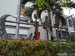 Jadi Korban Kerusuhan, Plang Thamrin City Rusak Tak Karuan