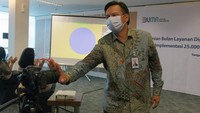 Regional CEO Bank Mandiri Jakarta I Teuku Ali Usman  secara simbolis meresmikan Bulan Layanan Digital dan Mandiri Festival Belanja Banten secara daring di Bintaro, Tangerang Selatan, Banten, Rabu (14/10/2020). Foto: dok. Mandiri
