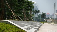 Sebelumnya sejumlah pohon ditebang untuk revitalisasi Monas. Batang-batang pohon tersebut ditemukan oleh Tim Asistensi Komisi Pengarah dari Kementerian Lingkungan Hidup.