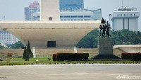 Saat ini, revitalisasi Monas bagian selatan masih dalam proses pemeliharaan. Setelah pemeliharaan selesai, Monas sisi bagian selatan yang telah direvitalisasi bisa dibuka.