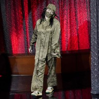 Billboard Music Awards 2020 tetap digelar di Dolby Theatre, Los Angeles, Rabu (14/10/2020), meski tanpa penonton karena pandemi COVID-19. Salah satu musisi kondang yang muncul adalah Billie Eilish. Seperti biasa, ia mengenakan kemeja dan celana serba longgar. Kali ini, busana keluaran Gucci tersebut dihiasi motif floral dan berwarna hijau pekat. Sebuah masker dan bucket hat senada ikut menemani gaya penyanyi yang saat itu memenangkan penghargaan untuk kategori Top 200 Album. (Foto: Chris Pizzello/AP)