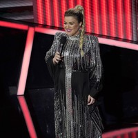 Kembali ditunjuk sebagai host, Kelly Clarkson juga tak kalah stylish. Gaun hitam bernuansa art deco yang dihiasi embellishment geometris yang menyala dan belt beraksen rantai menjadi salah satu pilihan jebolan American Idol itu. (Foto: Chris Pizzello/AP)