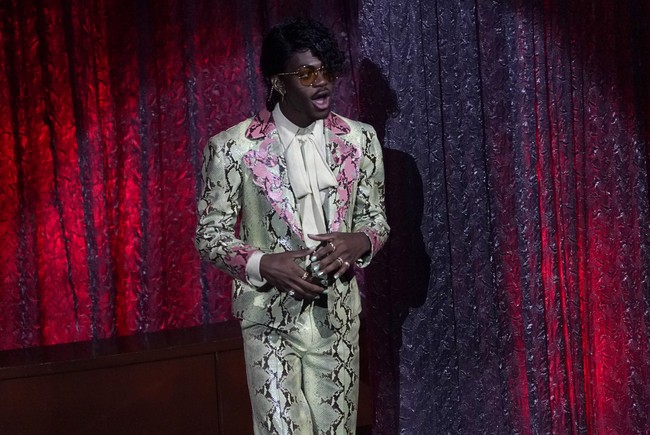 Para musisi pria pun memberikan penampilan terbaiknya. Rapper Lil Nas X misalnya muncul dengan setelan koboi berwarna candy keluaran Gucci. (Foto: Chris Pizzello/AP)