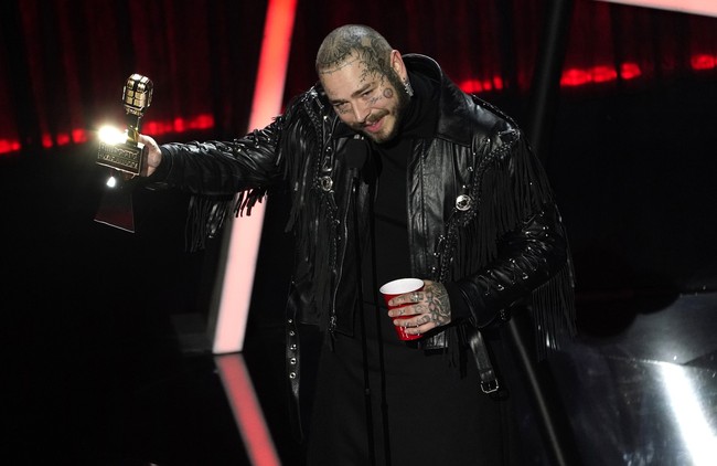 Post Malone muncul dengan busana serba hitam. Namun, jaketnya yang penuh dekorasi fringe sukses membuat pelantun Sunflower itu tetap mencuri perhatian. (Foto: Chris Pizzello/AP)