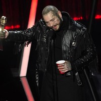 Post Malone muncul dengan busana serba hitam. Namun, jaketnya yang penuh dekorasi fringe sukses membuat pelantun Sunflower itu tetap mencuri perhatian. (Foto: Chris Pizzello/AP)
