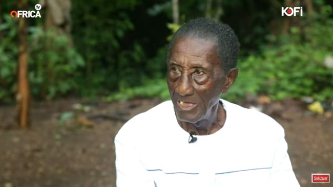 Akua Asabea sendiri bertemu dengan Agyaba pertamakali pada 14 tahun lalu. Saat itu usianya baru 21 tahun dan Agyaba sudah 83 tahun. Pertemuan pertama mereka terjadi saat Akua baru saja melahirkan anak pertamanya dari mantan kekasihnya.  Foto: YouTube Kofi TV