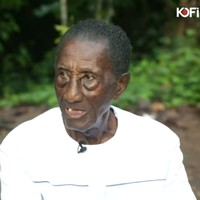 Akua Asabea sendiri bertemu dengan Agyaba pertamakali pada 14 tahun lalu. Saat itu usianya baru 21 tahun dan Agyaba sudah 83 tahun. Pertemuan pertama mereka terjadi saat Akua baru saja melahirkan anak pertamanya dari mantan kekasihnya.  Foto: YouTube Kofi TV
