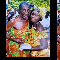 Dalam prosesi pernikahannya, Agyaba dan Akwasi kompak memakai busana bermotif dengan warna kuning yang dominan. Agyaba seperti memakai sarung yang diliitkan ke tubuhnya, sedangkan Akua Asabea mengenakan atasan dan bawahan yang motifnya senada dengan sang suami. Foto: YouTube Kofi TV