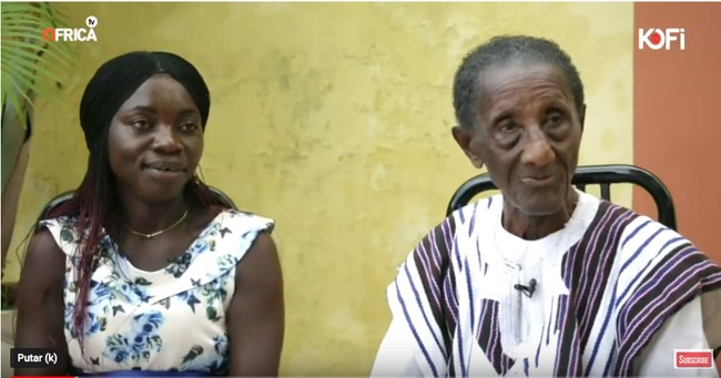 Akwasi Gyan atau Agyaba menarik atensi di negaranya Ghana karena kisah pernikahannya dengan wanita yang seumuran dengan cucunya. Sang istri bernama Akua Asabea baru berusia 35 tahun, atau 62 tahun lebih muda darinya. Foto: YouTube Kofi TV