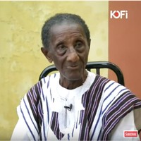 Akwasi Gyan atau Agyaba menarik atensi di negaranya Ghana karena kisah pernikahannya dengan wanita yang seumuran dengan cucunya. Sang istri bernama Akua Asabea baru berusia 35 tahun, atau 62 tahun lebih muda darinya. Foto: YouTube Kofi TV