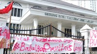 Sejumlah spanduk berisi penolakan disahkannya omnibus law UU Cipta Kerja tampak menghiasi pagar depan gedung DPRD Jawa Barat.