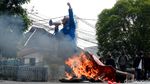 Aksi Bakar-bakaran Warnai Demo Tolak Omnibus Law di Bandung