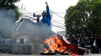 Demo tersebut juga turut diwarnai dengan aksi bakar ban hingga pembatas jalan.