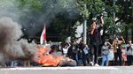 Aksi Bakar-bakaran Warnai Demo Tolak Omnibus Law di Bandung