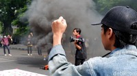 Juru Bicara Mahasiswa Indonesia Menggugat, Acep Jamaluddin mengatakan, gelombang aksi masa pada 6-8 Oktober 2020 kemarin telah melukai fisik dan mental semua lapisan masyarakat terutama buruh dan mahasiswa. Lebih lanjut, ada beberapa tuntutan yang disampaikan massa demonstran di Bandung ini. Mereka menuntut DPR RI yang berasal dari Dapil (Daerah Pilihan) Bandung-Cimahi untuk bertanggungjawab atas pembentukan UU Ciptaker yang mereka anggap tidak transparan.