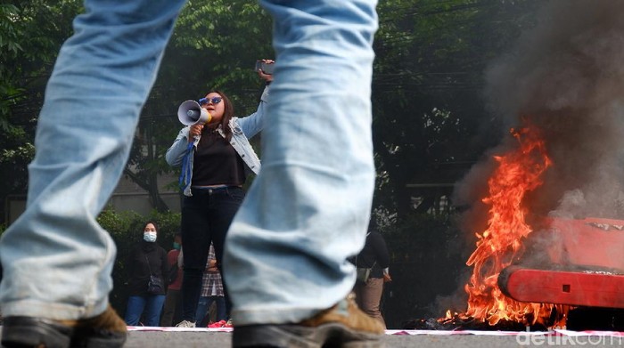 Gelombang demonstrasi tolak omnibus law UU Cipta Kerja masih terus berlanjut. Di Bandung, demo tersebut diwarnai aksi bakar ban hingga pembatas jalan.