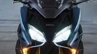 Dari segi fitur, moge skutik bergenre GT (Grand Touring) ini dibekali fitur canggih seperti throttle by wire, 4 mode berkendara (Rain, Standard, Sport, dan Custom), termasuk kontrol traksi Honda Selectable Torque Control (HSTC). (Honda)