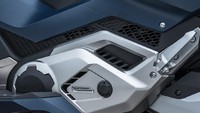 Honda Forza 750 menggunakan rangka baja tubular, swingarm aluminium, pelek depan USD (Upside Down) berdiameter 41 mm, dan kaliper rem empat piston radial. Skutik ini juga dilengkapi panel instrumen digital (TFT) yang bisa dikoneksikan dengan smartphone, dan kontrol suara (dengan headset kanan). ( Honda)