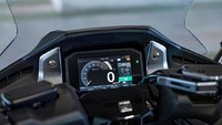 Honda Forza 750 menggunakan rangka baja tubular, swingarm aluminium, pelek depan USD (Upside Down) berdiameter 41 mm, dan kaliper rem empat piston radial. Skutik ini juga dilengkapi panel instrumen digital (TFT) yang bisa dikoneksikan dengan smartphone, dan kontrol suara (dengan headset kanan). Foto: Honda