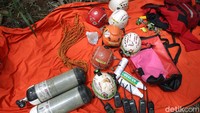 Inilah peralatan tempur yang mereka persiapkan sebelum menuruni gua untuk melihat sumber air.