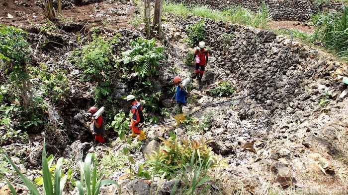 Antisipasi Kemarau, Tim Eksplorasi Sumber Air Mulai Gerilya di Gunungkidul Tim eksplorasi sumber air melakukan pencarian dan test pemompaan air di gua Cikal, Dusun Jeruken, Kalurahan Girisekar, Panggang, Gunung Kidul, Yogyakarta, Kamis (15/10/2020).