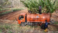 Tim eksplorasi air memindahkan air kedalam truk tangki penampung air milik BPBD DIY untuk setelah itu di disitribusikan ke warga.