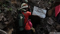 Gua ini memang selalu menjadi harapan terakhir sumber mata air yang masih terjaga dan layak untuk memenuhi kebutuhan warga.