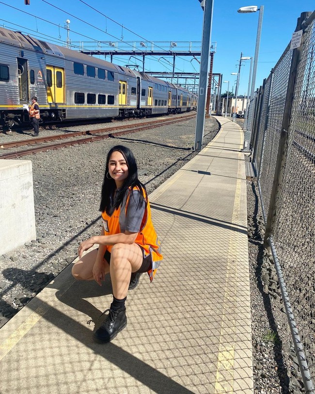 Arshdeep awalnya tidak pernah terpikir untuk bekerja di bidang transportasi apalagi jadi masinis. Sebelumnya wanita keturunan India itu bahkan sudah bersiap untuk mendaftarkan diri menjadi dosen. Foto: Instagram @arshdeep_kaur121