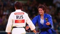 Romy Tarangul (kanan dalam foto) adalah atlet judo asal Jerman. Prestasi terbaiknya juara Judo World Cup dan pernah berpose untuk majalah Playboy di tahun 2008 (Getty Images)