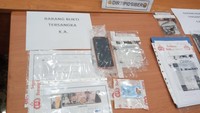 Polisi mengamankan beberapa barng bukti termasuk percakapan di WhatsApp Grup. Di sana, tersangka menghasut untuk membuat rusuh, seperti menyiapkan batu, sampai molotov (Foto: Kadek Melda Luxiana/detikcom).