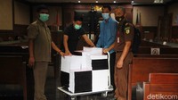 Berkas tuntutan untuk terdakwa Benny Tjokro dan Heru Hidayat setebal lebih dari 3.800 halaman.