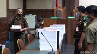 Keduanya merupakan terdakwa dalam kasus asuransi Jiwasraya.