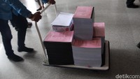 Sidang yang rencananya akan dilakukan pukul 10.00 WIB diundur hingga 14.00 WIB.