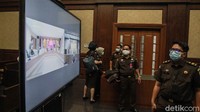 Sidang dilakukan secara virtual dengan terdakwa dihadirkan tidak dari ruang pengadilan.