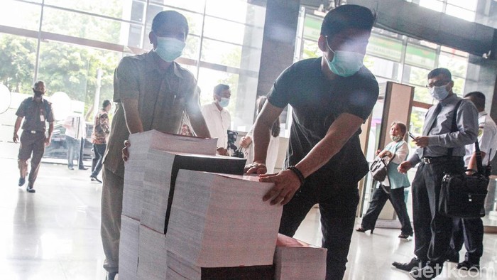 Begini Tebalnya Berkas Tuntutan Benny Tjokro Benny Tjokro dan Heru Hidayat hari ini menjalani sidang tuntutan di Pengadilan Tipikor, Jakarta. Begini tebalnya berkas tuntutan untuk Benny Tjokro dan Heru Hidayat.