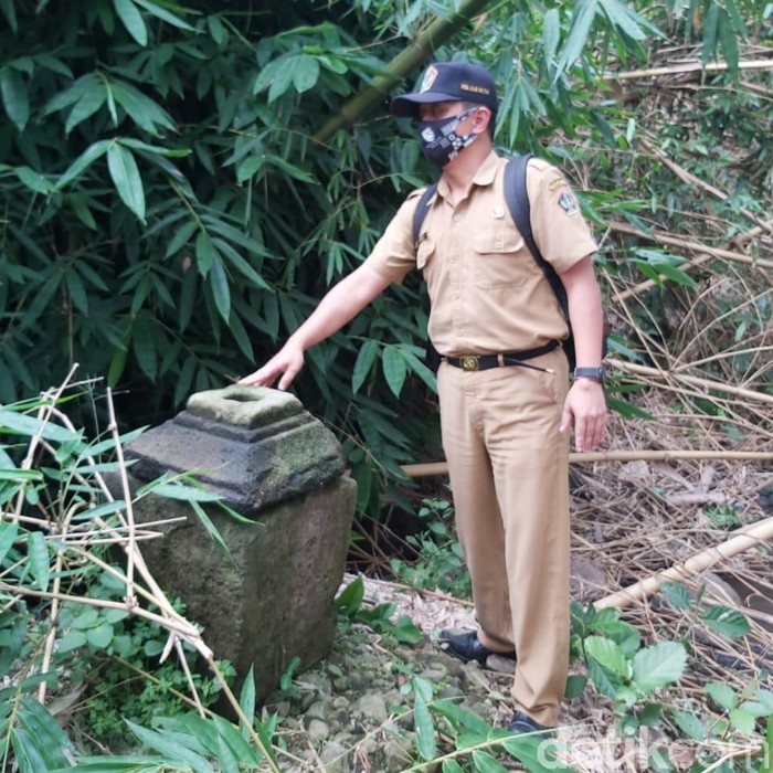 Warga Blitar menemukan beberapa benda yang diduga situs cagar budaya. Benda-benda itu ditemukan di sekitar Sungai Mbesi dan makam Suko Kecamatan Gansusari, Kabupaten Blitar.