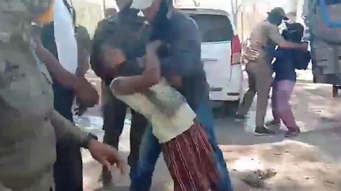 Viral video yang menunjukkan aksi kekerasan di Desa Pubabu-Besipae, Nusa Tenggara Timur (NTT), pada Rabu (14/10). Dalam video tersebut seorang wanita dan anak-anak dianiaya oleh kelompok berseragam Satpol PP.