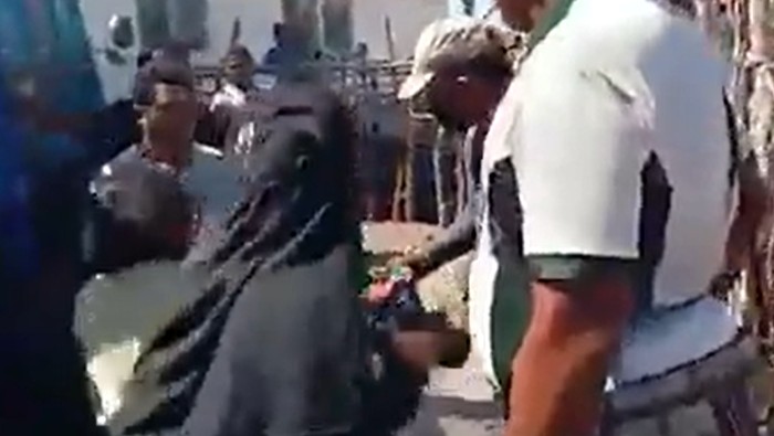 Viral video yang menunjukkan aksi kekerasan di Desa Pubabu-Besipae, Nusa Tenggara Timur (NTT), pada Rabu (14/10). Dalam video tersebut seorang wanita dan anak-anak dianiaya oleh kelompok berseragam Satpol PP.