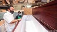 Seperti diketahui, bisnis pembuatan peti mati jadi salah satu peluang usaha yang menjanjikan di tengah pandemi COVID-19. Hal itu pun membuat Lie A Min, seorang pengusaha furnitur banting setir memproduksi peti mati di masa pandemi.