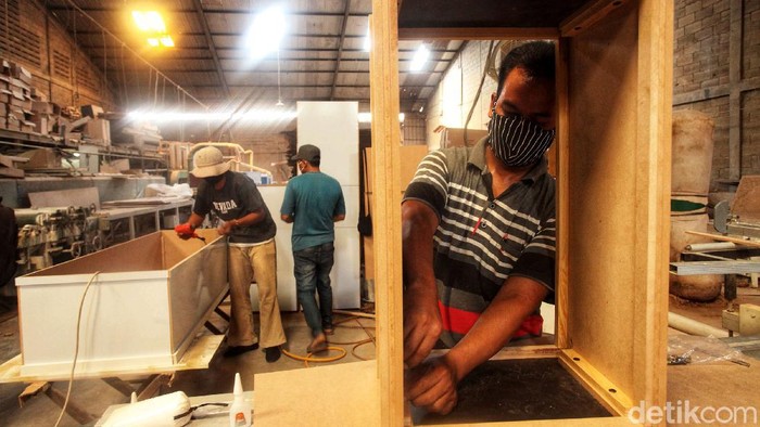 Bisnis Peti Mati Jadi Primadona di Masa Pandemi Bisnis pembuatan peti mati jadi peluang usaha yang menjanjikan di tengah pandemi Corona. Tak heran, sejumlah pengusaha kini banting setir memproduksi peti mati.