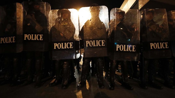 Buntut Demo di Bangkok, Thailand Umumkan Dekrit Darurat Pro-democracy protesters push Thai policemen with riot shields during a demonstration in Bangkok, Thailand, Thursday, Oct. 15, 2020. Thai police dispersed a group of protesters holding an overnight rally outside the prime minister's office. (AP Photo/Rapeephat Sitichailapa)