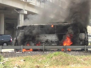 Bus Angkutan Umum Ludes Terbakar di Tol Cipali